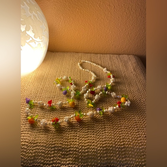 Vintage lucite fruit long strand necklace with white beads - Picture 4 of 7